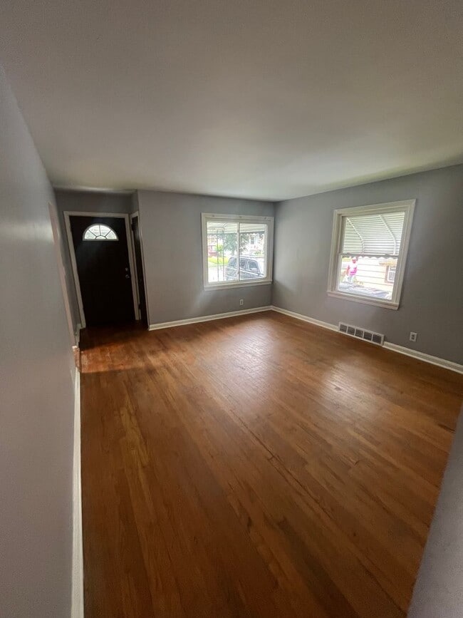 Building Photo - SECTION 8 AND EDEN ACCEPTED!! Newly Renova...