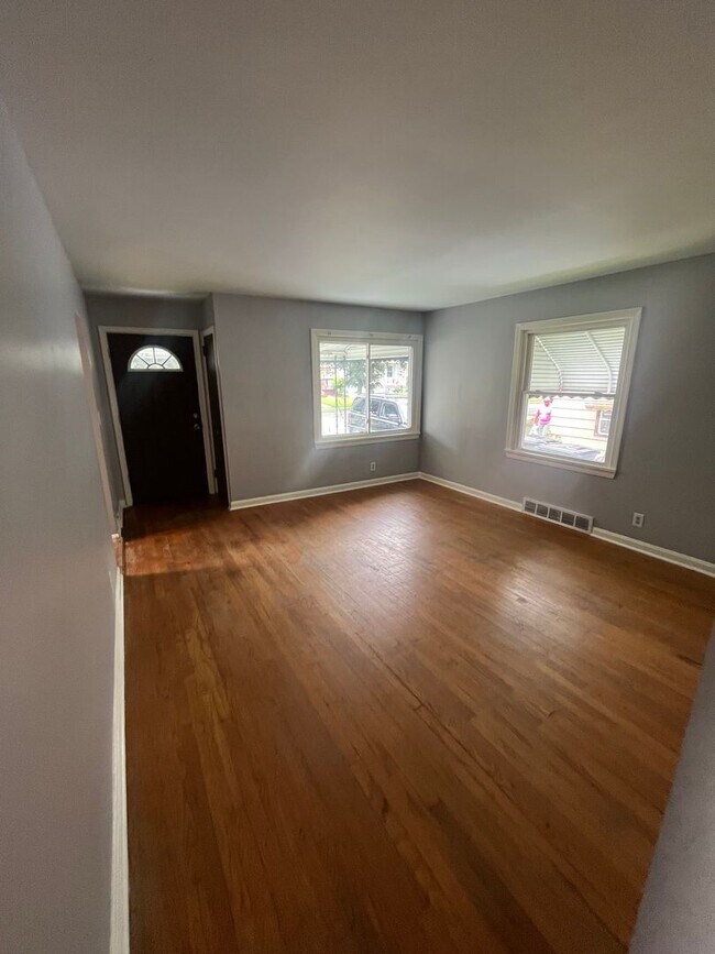 Foto del edificio - SECTION 8 AND EDEN ACCEPTED!! Newly Renova...