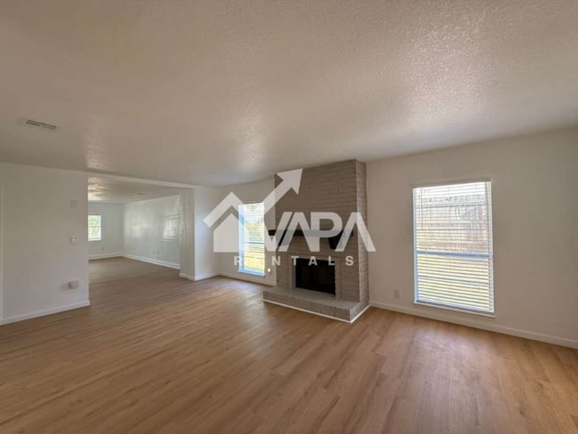 Foto del edificio - 1074 Honey Tree St