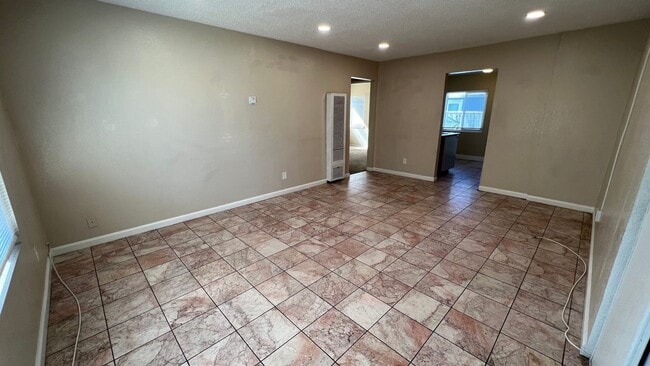 Building Photo - F00465