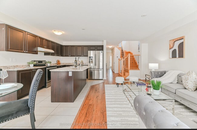 Building Photo - Stunning Townhouse In Stoney Creek
