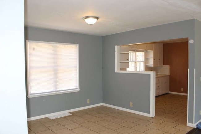 Building Photo - Cute and ready for move-in!