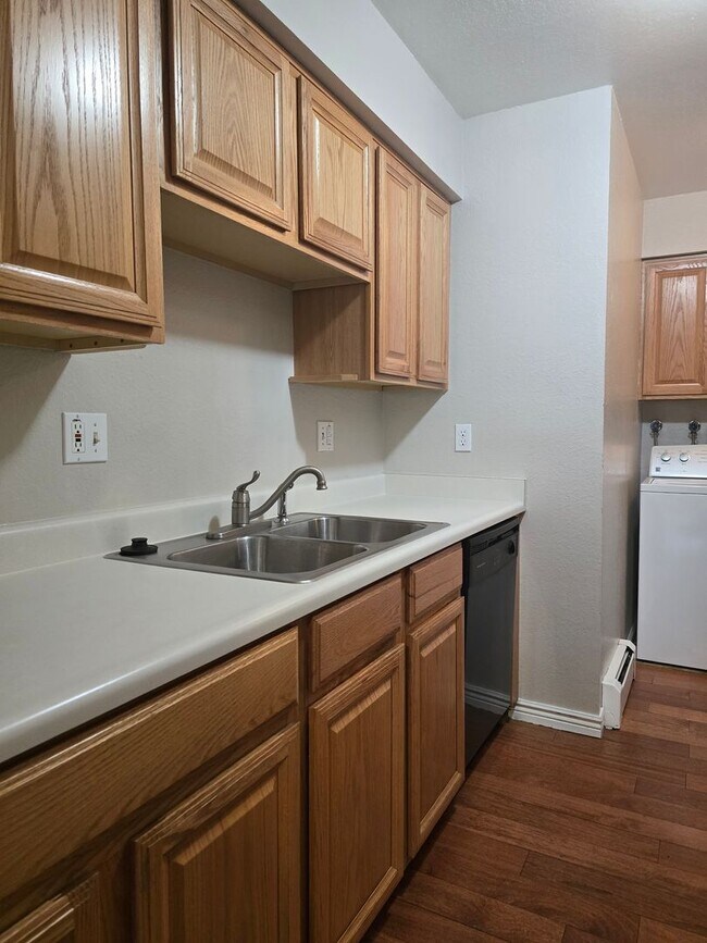 Foto del edificio - Cute end unit townhome 3-bedroom 2 baths in Thornton.