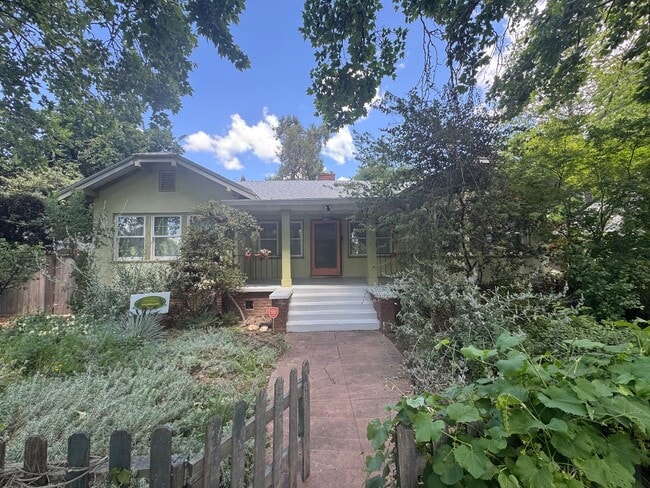Building Photo - Large two bedroom home in Colonial Heights