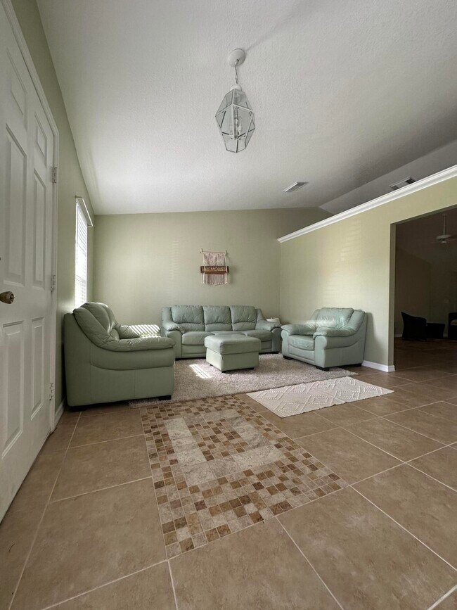 Foto del edificio - 707 NW Floresta Dr