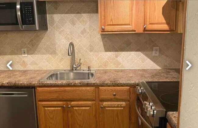 Building Photo - 18333 Roehampton Dr