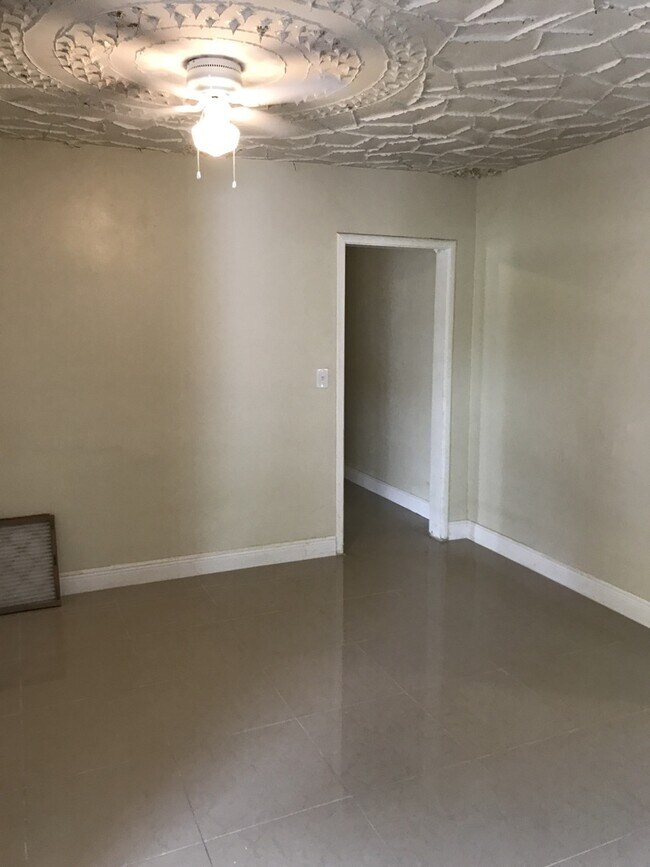 Building Photo - Nice 5-2 house in Dania