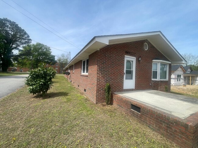 Foto del edificio - Brick Ranch- Dunn- 4 bedroom 2.5 bath- 2 car carport- Corner Lot