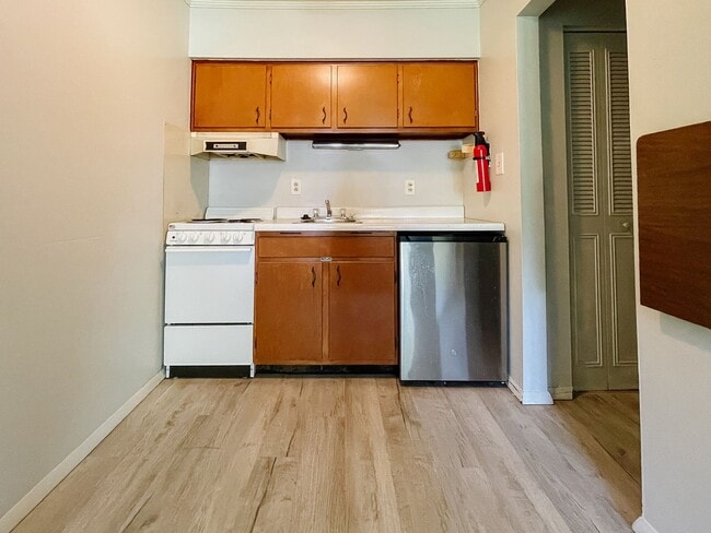 Building Photo - **Available Now!** Studio Apartment Close to BSU