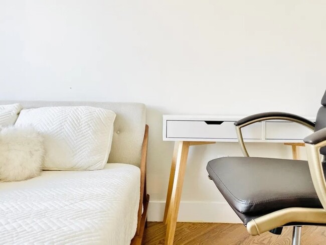 Foto del edificio - Furnished room/NOT APARTMENT