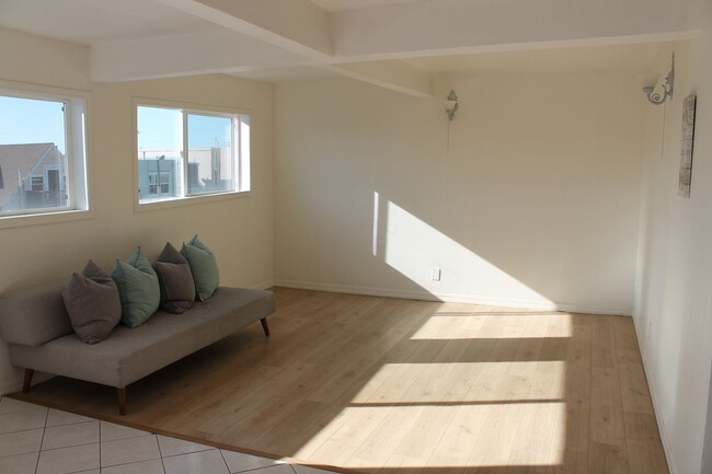 Building Photo - Spacious 4-Bedroom Duplex Upstairs Unit fo...