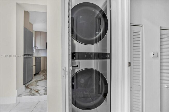 Building Photo - 3 bedroom in Miami FL 33154