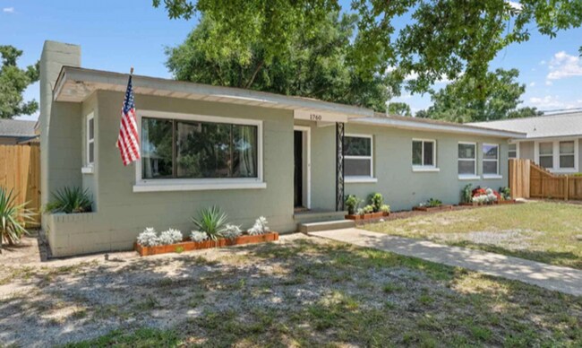 Foto del edificio - Discover the Allure of this Charming, Downtown 3 bedroom/2 Bath!