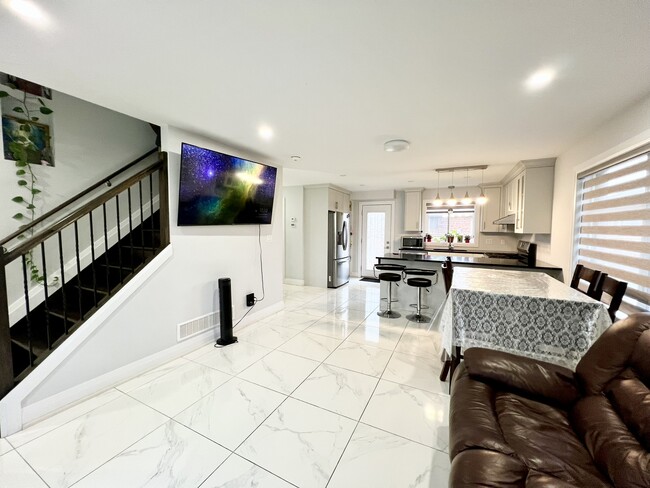 Building Photo - 59 Churchill St