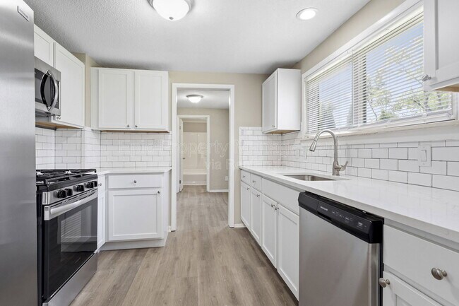 Foto del edificio - 24440 Sylvan Ave