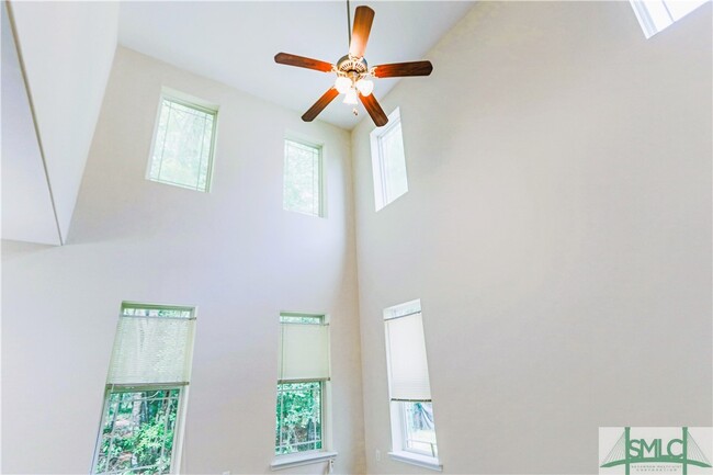 Building Photo - 530 Summer Hill Way
