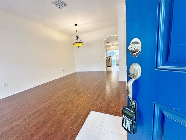Foto del edificio - This perfect low-maintenance townhome is r...