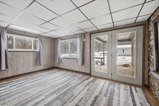 Building Photo - Single Home Available Just Under One Acre Lot!