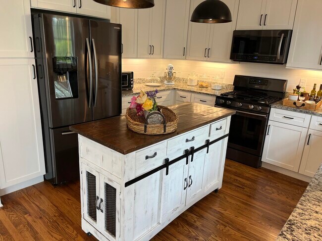 Building Photo - 12 Twig Lane - Gorgeous, spacious home in ...