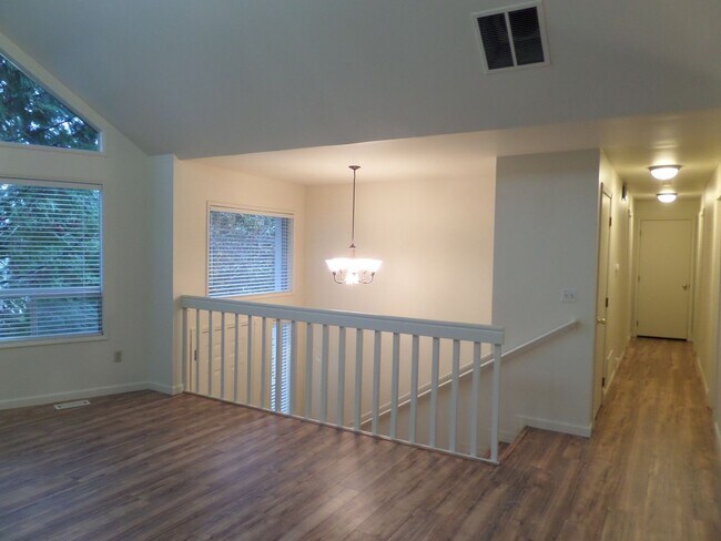 Foto del edificio - Fantastic HUGE Remodeled 4 Bedroom Home Wi...