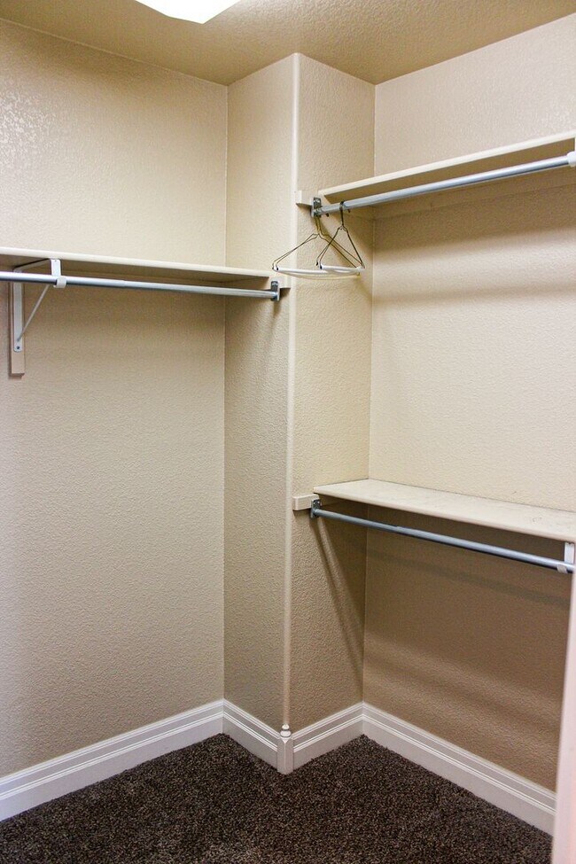 Foto del edificio - Meticulously maintained townhome on August...