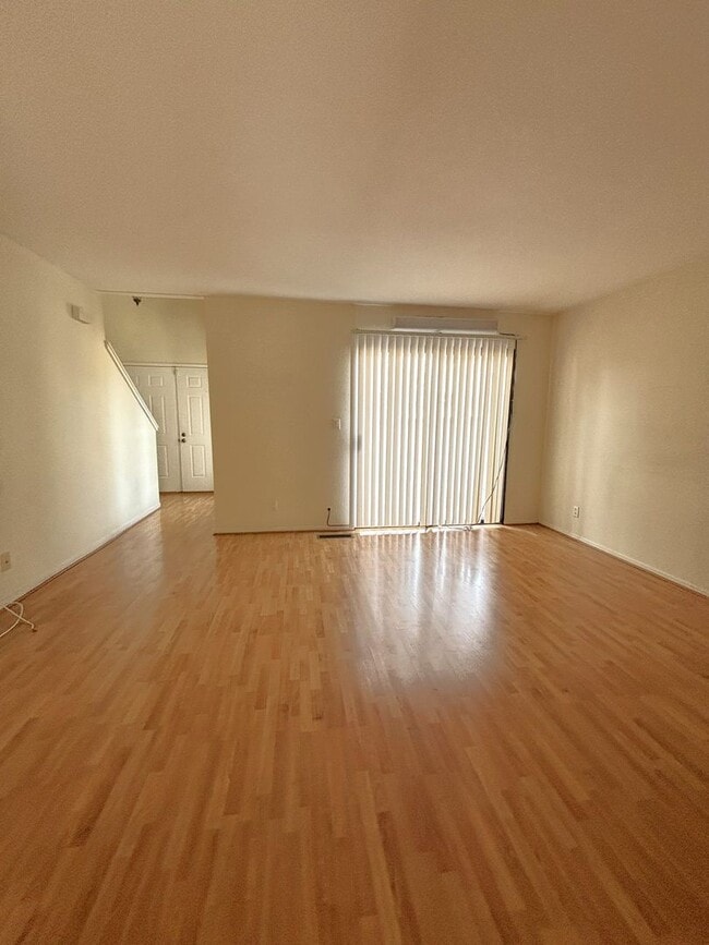 Building Photo - Beautiful Spacious Condo