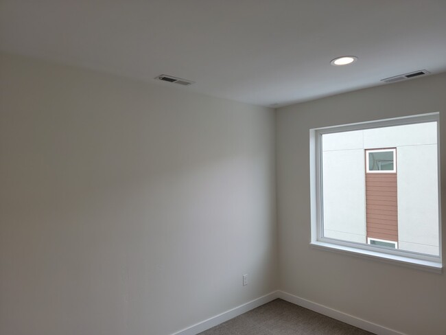 Building Photo - 410 N River St