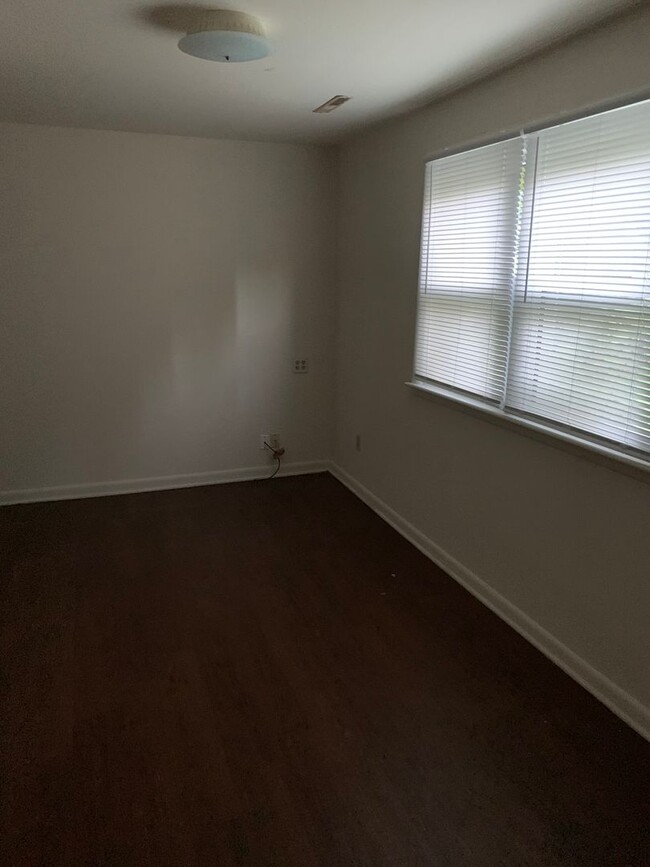 Building Photo - Isherwood Dr. 2804