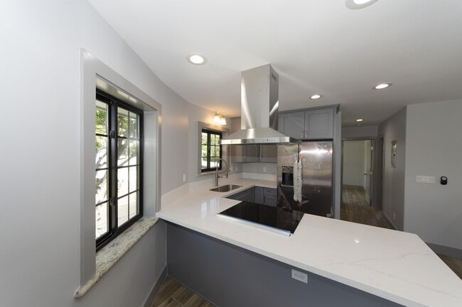 Building Photo - 1227 Elm St
