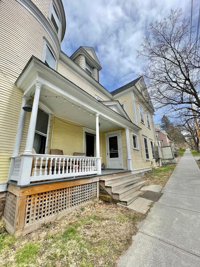 Building Photo - 3 Bedroom Apartment Superior Location South End of Burlington VT Available between 6/5-6/15