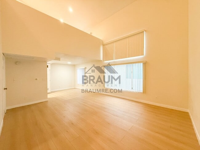 Foto del edificio - 5245 Riverton Ave