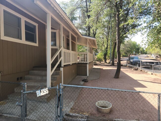 Foto del edificio - 1311 N Matterhorn Rd