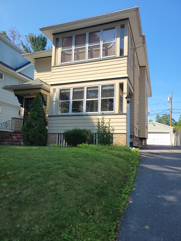 Right side entrance, to downstairs apartment - 469 Maplewood Ave