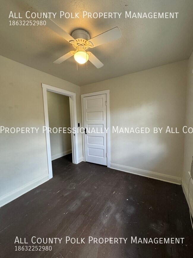 Building Photo - Upstairs 1 Bedroom Apartment in Downtown L...
