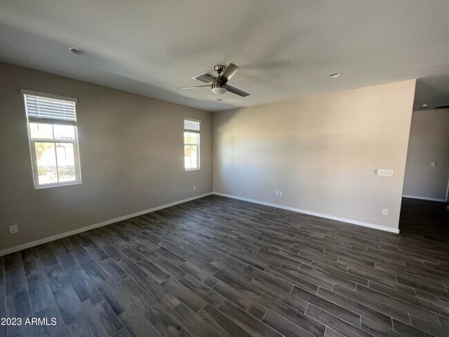 Foto del edificio - 6102 S Roosevelt St