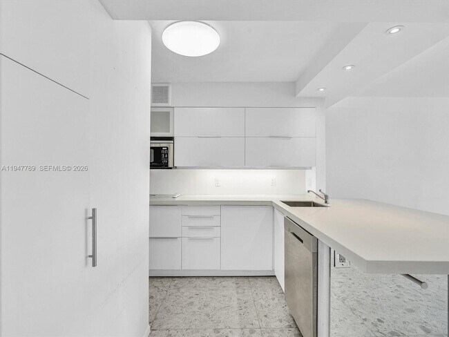 Foto del edificio - 100 Bayview Dr