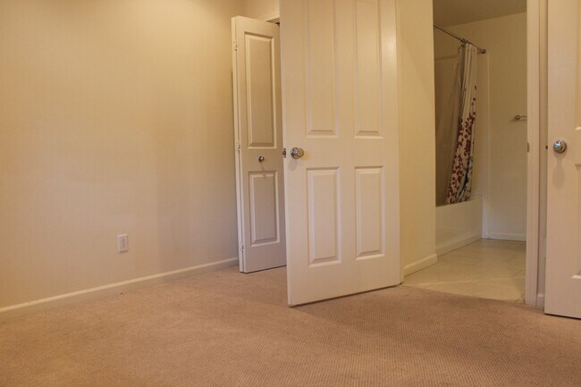 Foto del edificio - 1206 Nestwood Way