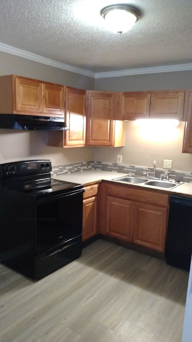 Foto del edificio - Beautiful and spacious 2BR/1BA downstairs unit at The Chateau Royale Apartments. This unit is ren...