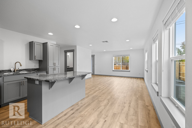 Building Photo - 3/2.5 Bedroom Townhome