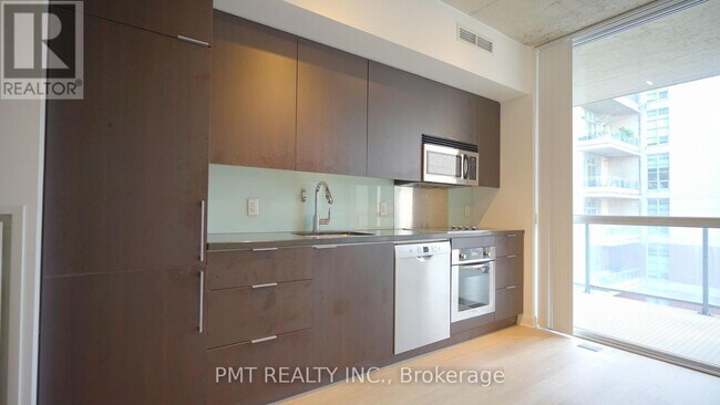 Photo du bâtiment - 478-478 King St W