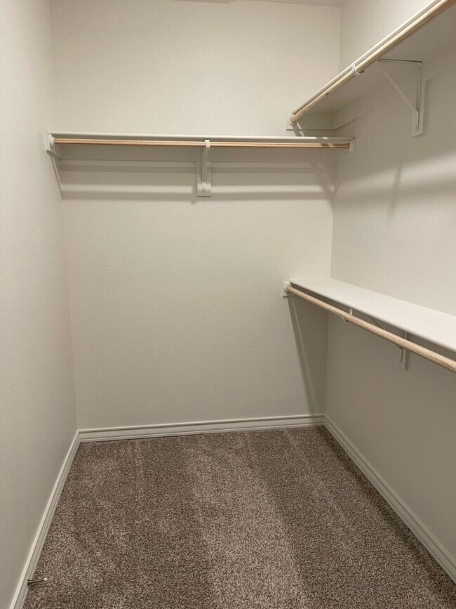 Foto del edificio - 4 bed 2 bath 2 car garage Frenship ISD!