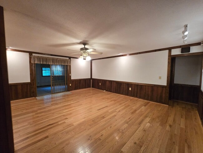 Building Photo - New Listing!!