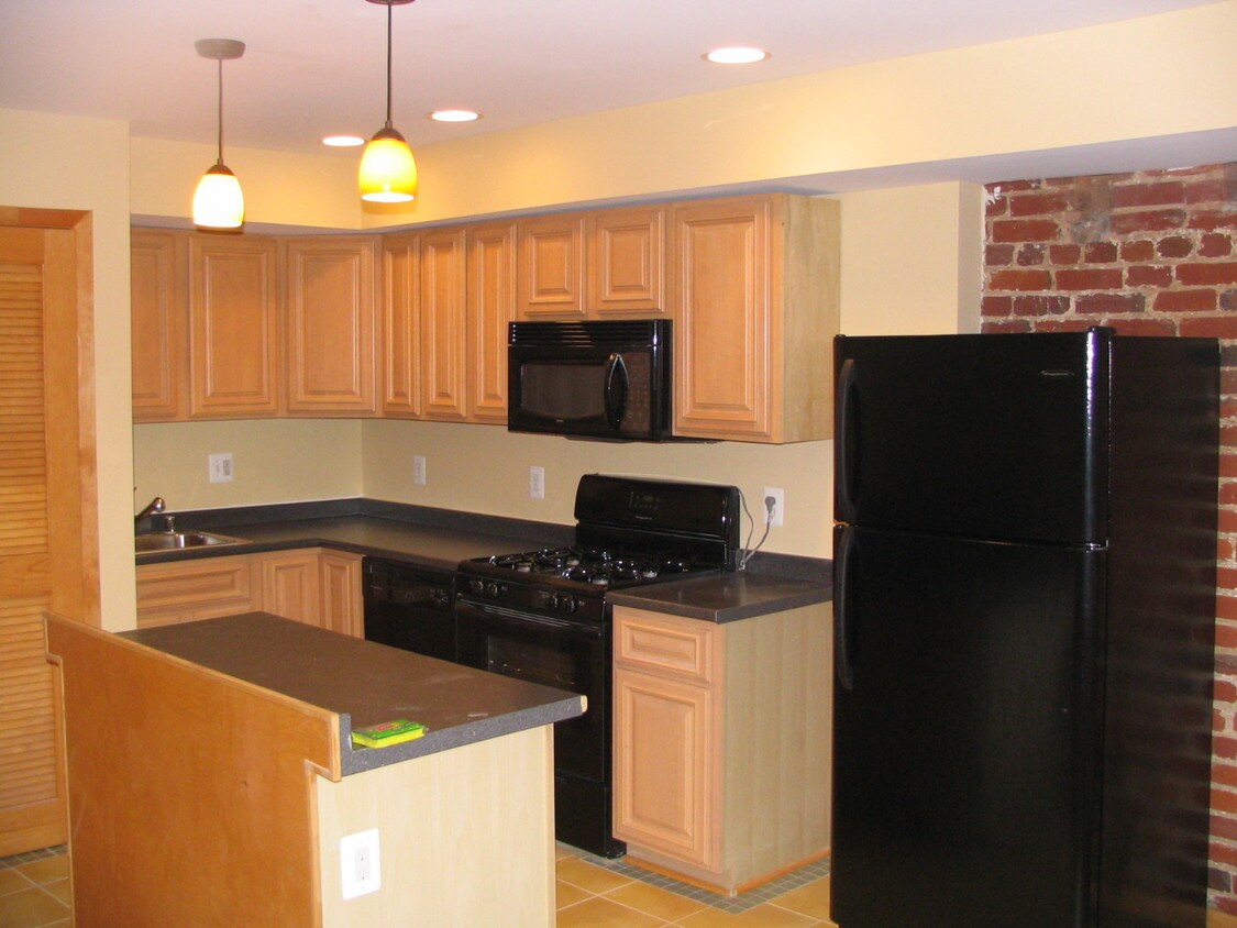 Modern Spacious Kitchen - 629 Lexington Pl NE