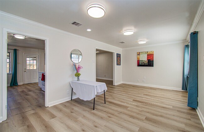 Building Photo - 5926 Ettrick Dr