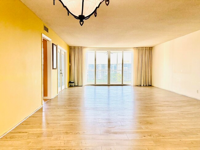 Building Photo - 3051 N Course Dr