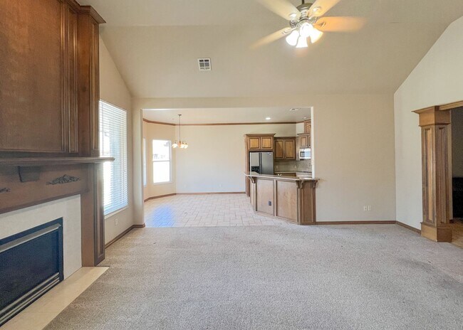 Building Photo - $1000 OFF FIRST MONTHS RENT | Wonderful layout in Fenwick Garden Village!
