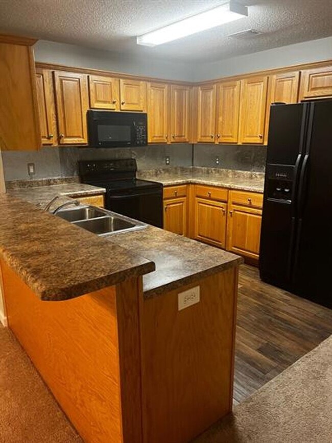Foto del edificio - Townhome Living Made Easy: Your 2-Bed, 2-B...