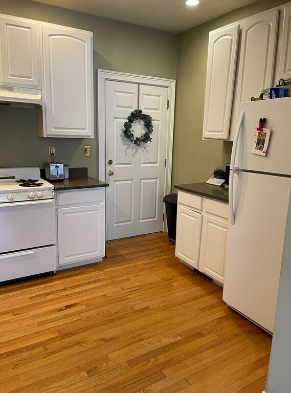 Building Photo - 320 W Broadway