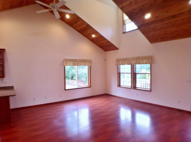 Foto del edificio - Spacious Modern Living Home in Bremerton