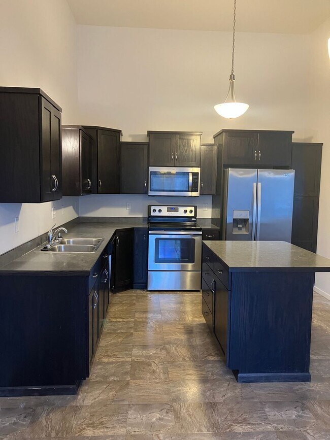 Building Photo - 3 Bed 3 Bath Twin Home